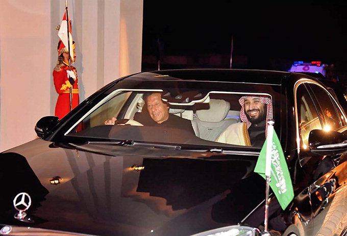 사우디 왕세자 태우고 직접 운전 파키스탄 총리