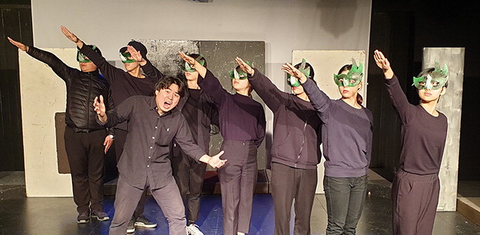 극한의 상황서 하나둘 코뿔소로 변해가는 마을사람들