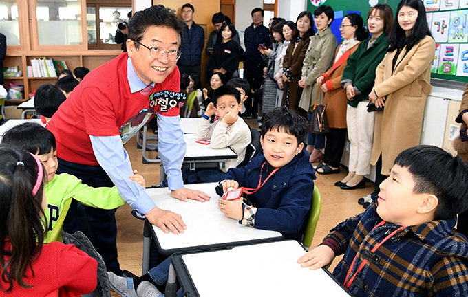 아이언맨 티셔츠·가면…‘일일 초등교사 이철우’
