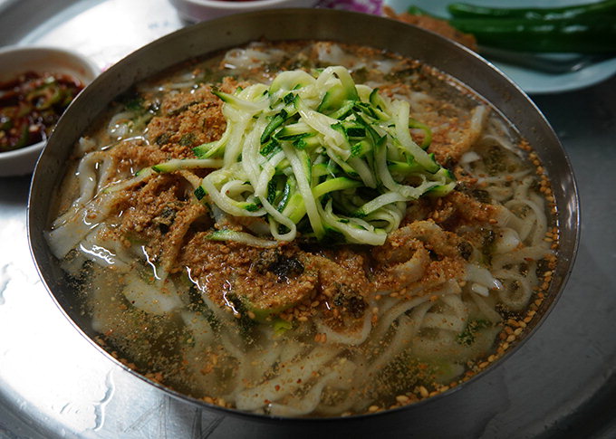 매콤한 유혹 ‘뼈없는 닭발’ 신개념 ‘촌놈 탕슉’ 전설의 ‘할매표 칼국수’ 엄지 척