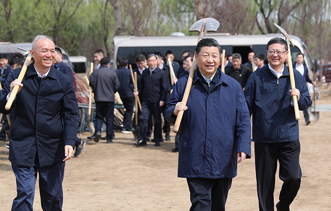 삽 둘러멘 시진핑 “대규모 국토 녹화사업 성과내야”