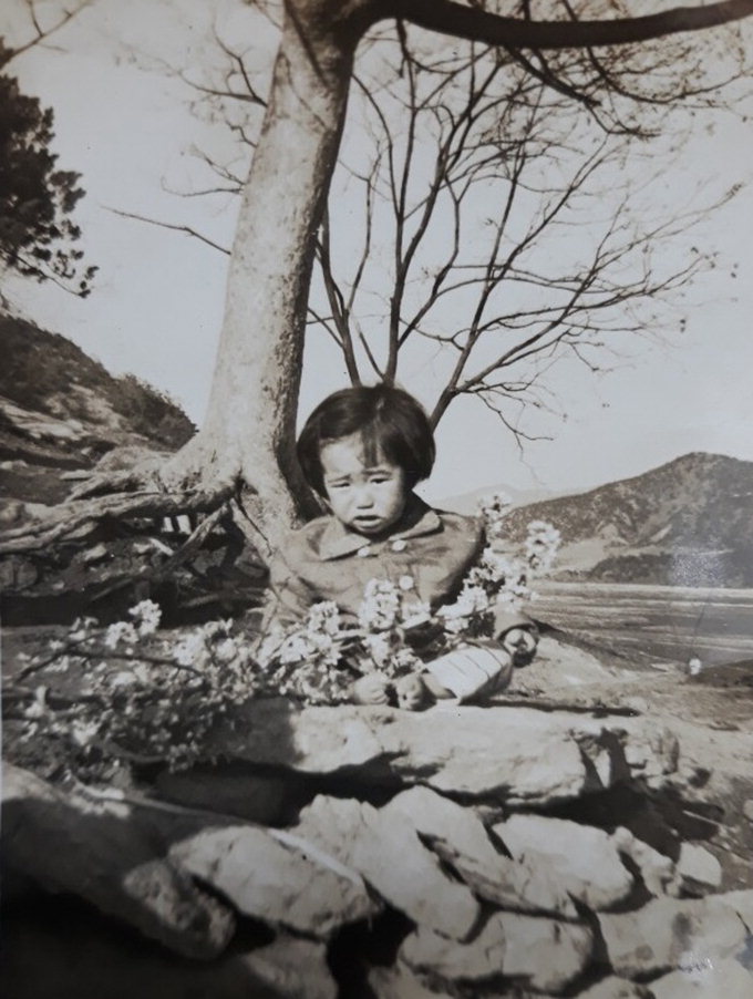 [추억의 포토] 어머니가 쌀 한 되박 건네고 찍은 ‘인생 첫 사진’