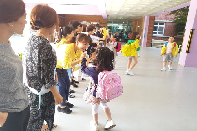 상주 성동초등, 등굣길 교사-학생 하이파이브 캠페인