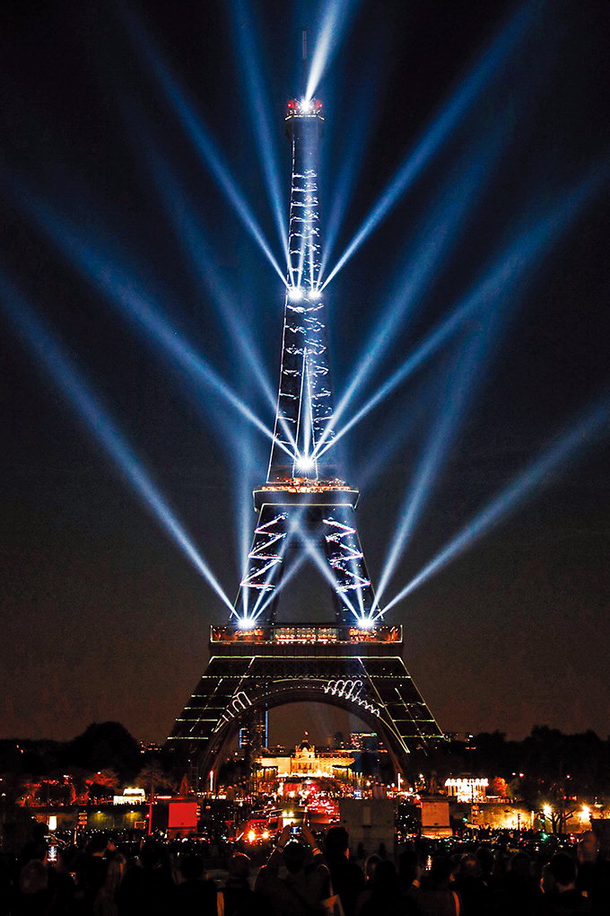 130주년 맞은 에펠탑 화려한 레이저쇼