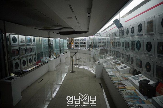 진기한 벼루 1500여점·문방사우 ‘문화 사랑방’ - 그때 그 감동의 ‘뮤직박스’