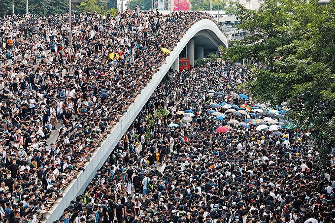 홍콩, 시위 확산에 ‘범죄인 인도 법안’심의 연기
