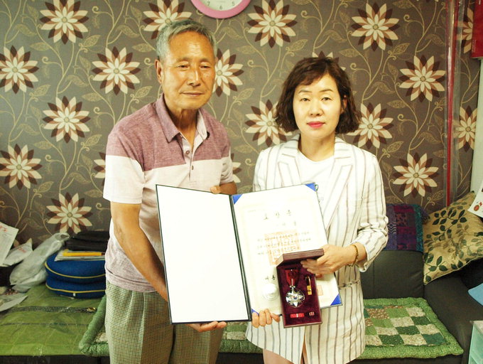 허필 애국지사 건국포장 10년 만에 손자에 전수