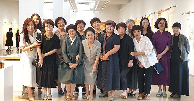 “한땀 한땀 바느질로 풍요의 색 담아낸 발 작품 보러 오세요”