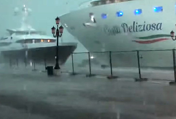 대형 크루즈선, 아슬아슬한 베네치아 운항
