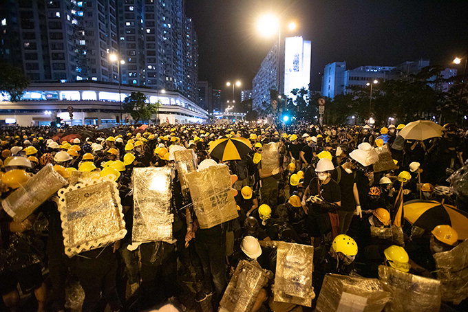 홍콩서 송환법 반대 11만명 시위…경찰·시위대 격렬 충돌