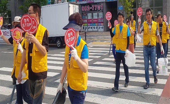 대구 동구 자원봉사센터, 어르신들에 안전부채 배부