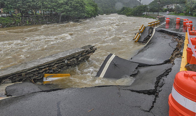 폭우로 무너진 도로