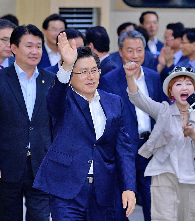 추락하는 한국당 지지율…황교안 대표 리더십 ‘흔들’