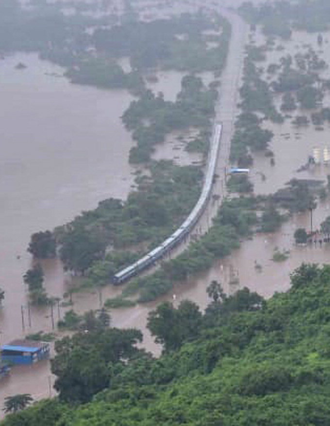 인도 뭄바이 홍수로 고립된 열차