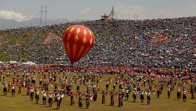 전통공연 펼치는 티베트인