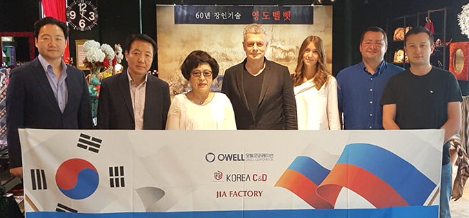 Youngdo Velvet, a textile company in Daegu, signed a business agreement with a famous Russian designer to launch a fashion show.