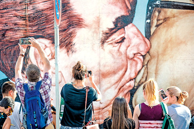 베를린 장벽 붕괴 30년…명물벽화 앞 관광객