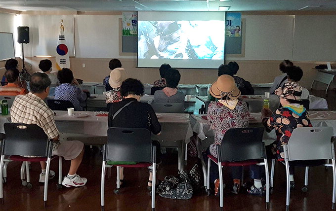 동구 안심3·4동 사회보장협의체, 어르신과 영화감상