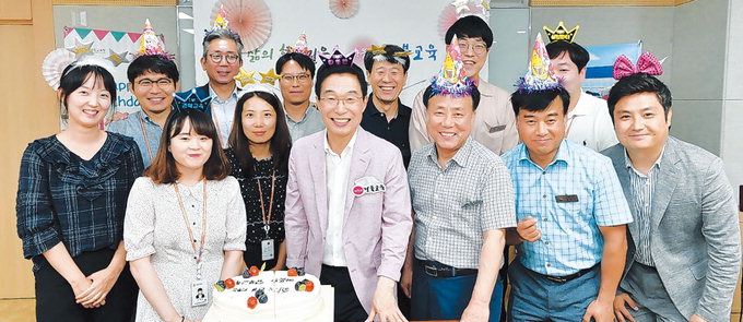 경북도교육청, 8월 생일 맞은 직원 27명 대상 축하행사
