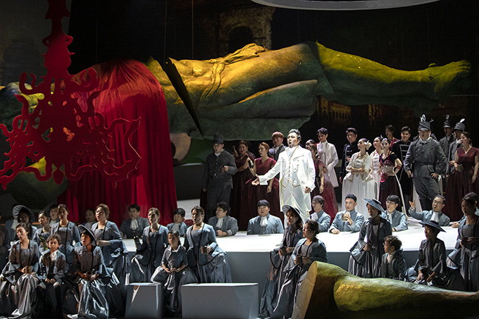 무대중앙 차지한 대형 베드로상…오페라축제 폐막공연(12∼13일) ‘운명의 힘’