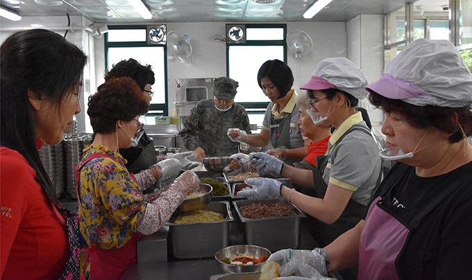 경주 선덕여고 졸업생 진달래회, 지역 복지관서 급식 봉사