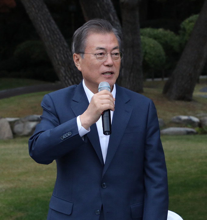 文 대통령 “법무부 장관 인선 서두르지 않을 것”