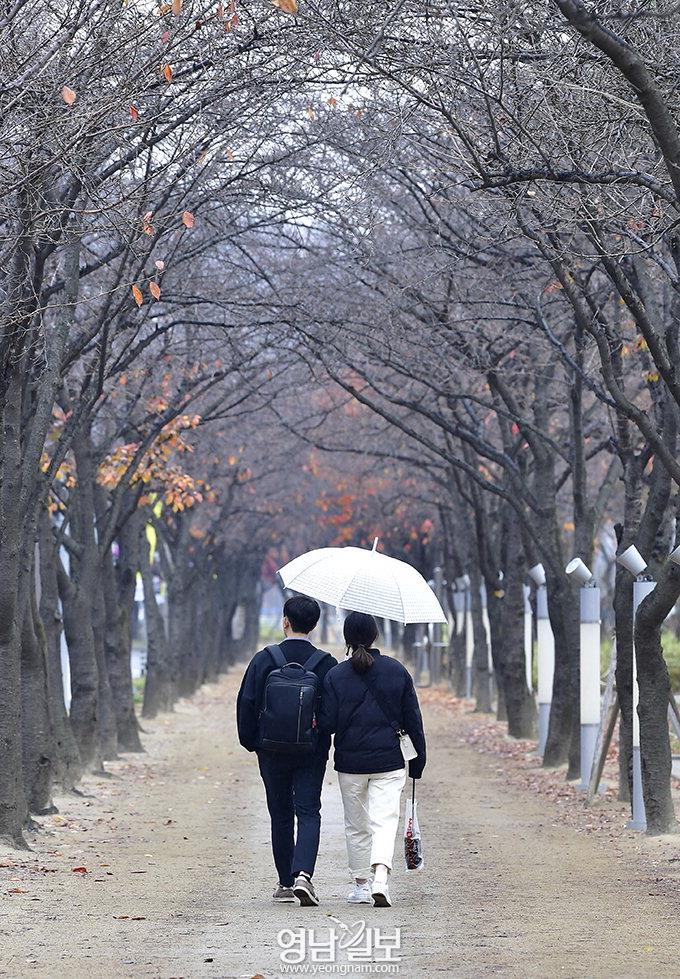 겨울 부르는 비…그치면 기온 ‘뚝’