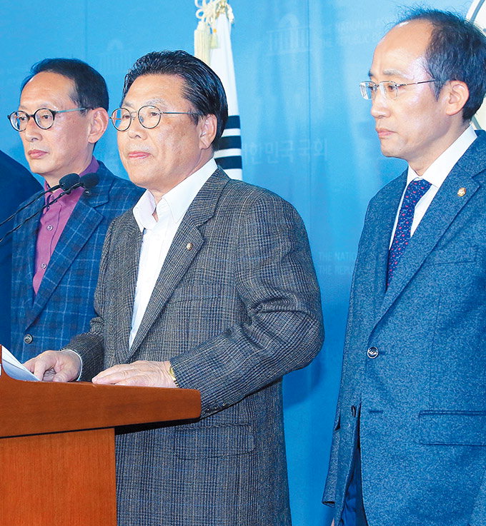 한국당 당직자 35명 일괄사퇴…황교안 인적쇄신에 힘실어줘