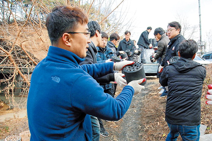 영주시청 대영고동문회, 후배들에게 연탄 1천장 전달