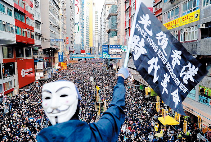 홍콩 선거후 첫 80만명 대규모 집회