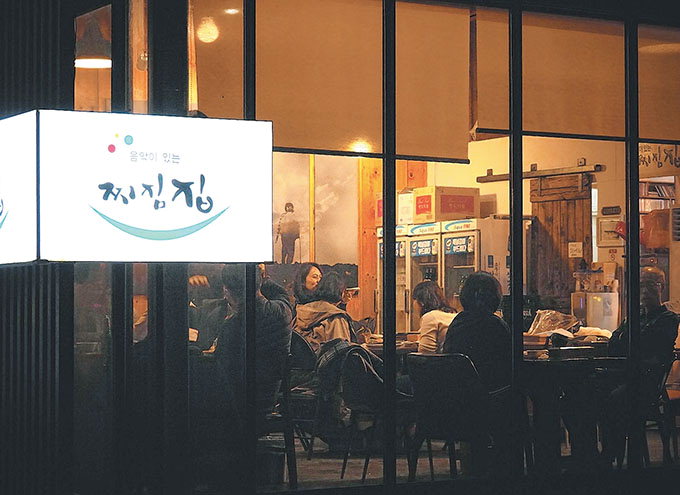 술과 음악으로 위로 ‘별밤’ DJ의 LP주막,  30년 외길 이벤트 MC의 송년스토리