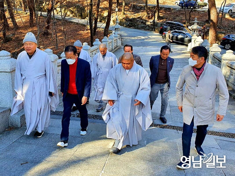 홍준표 수성구을 지역구 행보...동화사 방문후 수성못 근처 식당서 저녁식사