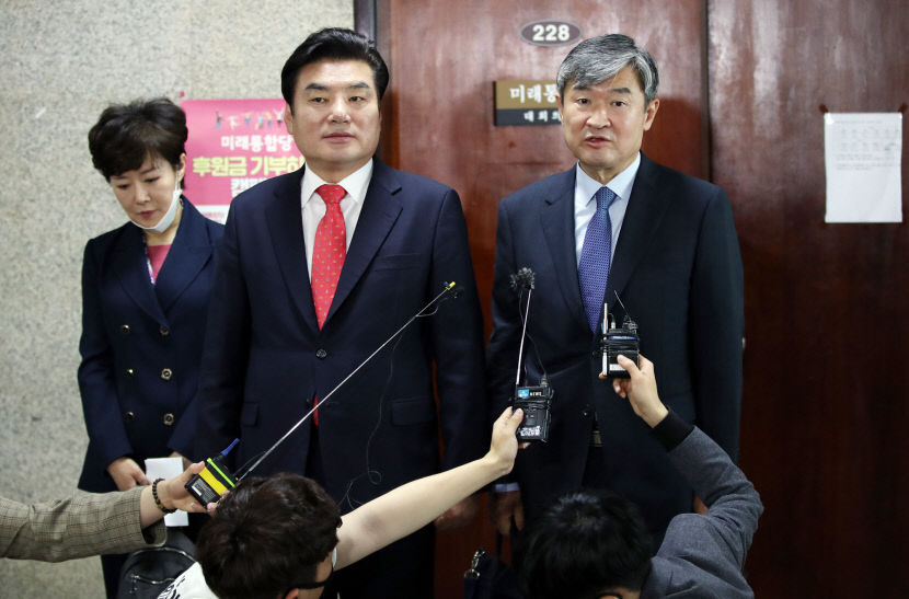 통합당·한국당 합당 논란...여 아귀다툼 vs 야 정신감정 받아야 충돌