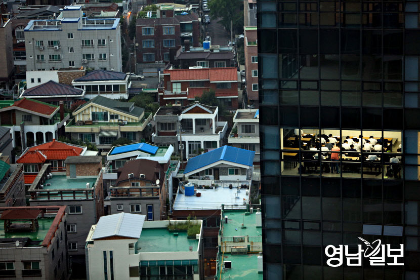 대구서 삼형제 사진전 열려...범어아트스트리트 벽면 갤러리