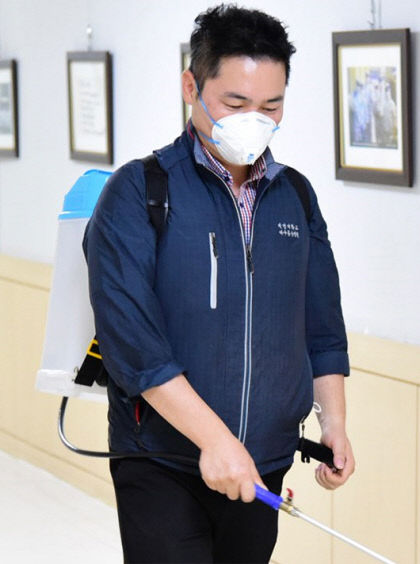 [코로나 극복  힘보탠 시민영웅] 대구동산병원 시설팀 환경관리직원 이성욱씨