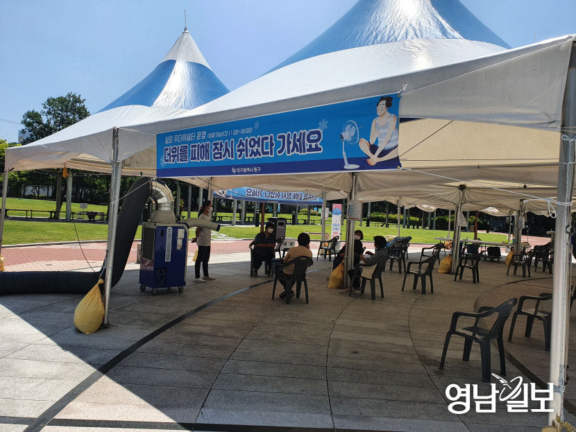 야외 무더위 쉼터에서도 거리두기...코로나19가 만든 대구의 여름 풍경