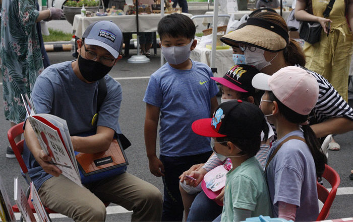 그림책 읽어주고 자전거도 고쳐주는 동네삼촌…박성원 그나라어린이도서관장
