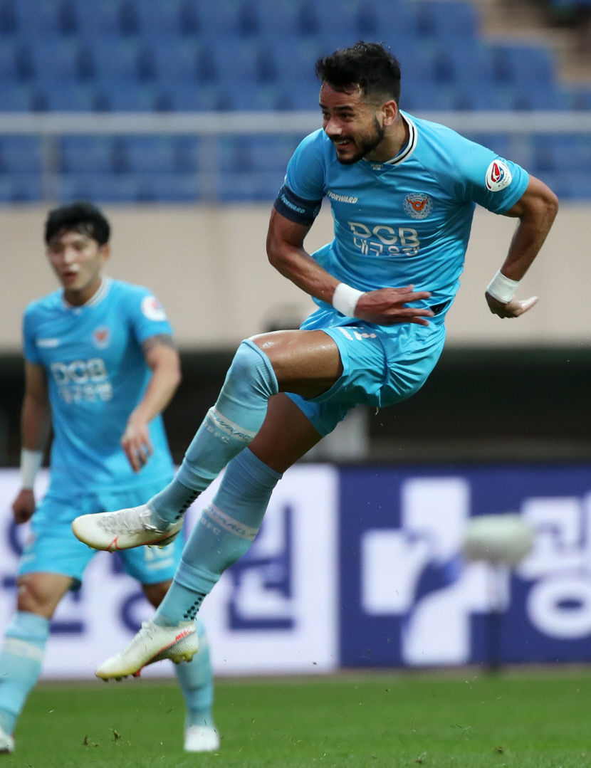 트레이닝복 입은 조광래 사장...대구FC, 남은 3경기 총력전  예고