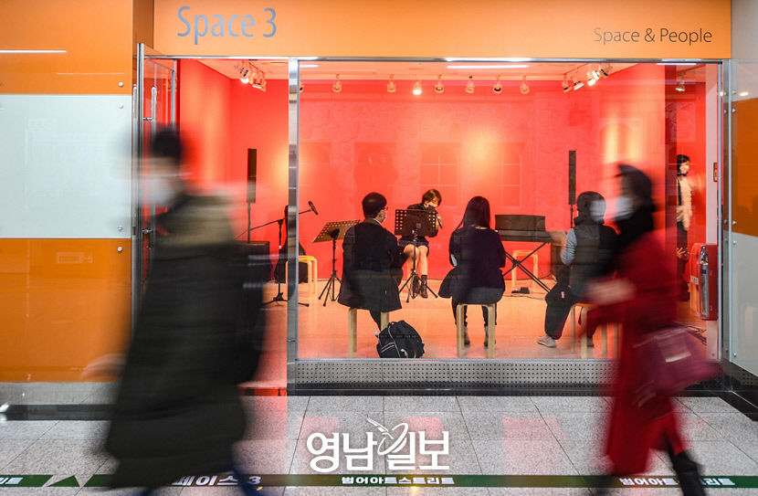 [포토뉴스] 새로운 버스킹 쇼 윈도 콘서트