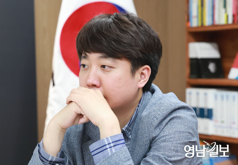 이준석 당대표 출마선언 : êµ­ë¯¼ìí ë¹ëí ì¶ë§ ì ì¸ ì´ì¤ì ì  ìµê³ ìì ì ê° ë³´ìì ì¬ì¥ë¶ ëêµ¬ìì ì´ë³ì ë§ë¤ë ¤ê³  íë¤ : 주호영 이준석 '그 입의 가벼움' 범야권 위기 몰릴까 당원들 우려.
