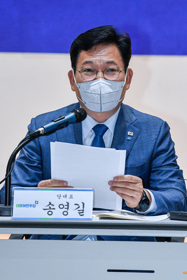 송영길 김기표 사퇴, 만시지탄… 靑 인사시스템 돌이켜봐야