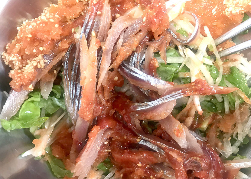 울릉도 추천 맛집, 저동항 인근 정애식당 꽁치물회와 명이절임 반찬 고소한 꽁치살 입맛 돋워