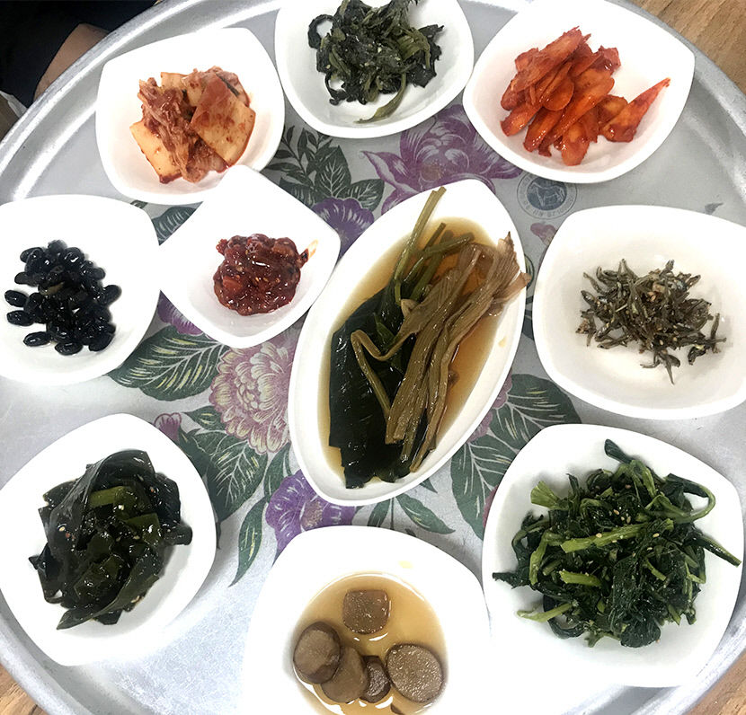 울릉도 추천 맛집, 저동항 인근 정애식당 꽁치물회와 명이절임 반찬 고소한 꽁치살 입맛 돋워