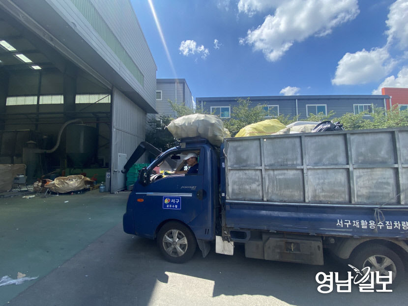 [르포] 몸은 땀범벅, 선별장엔 코 찌르는 악취...코로나19로 폐기물도 대폭 늘어