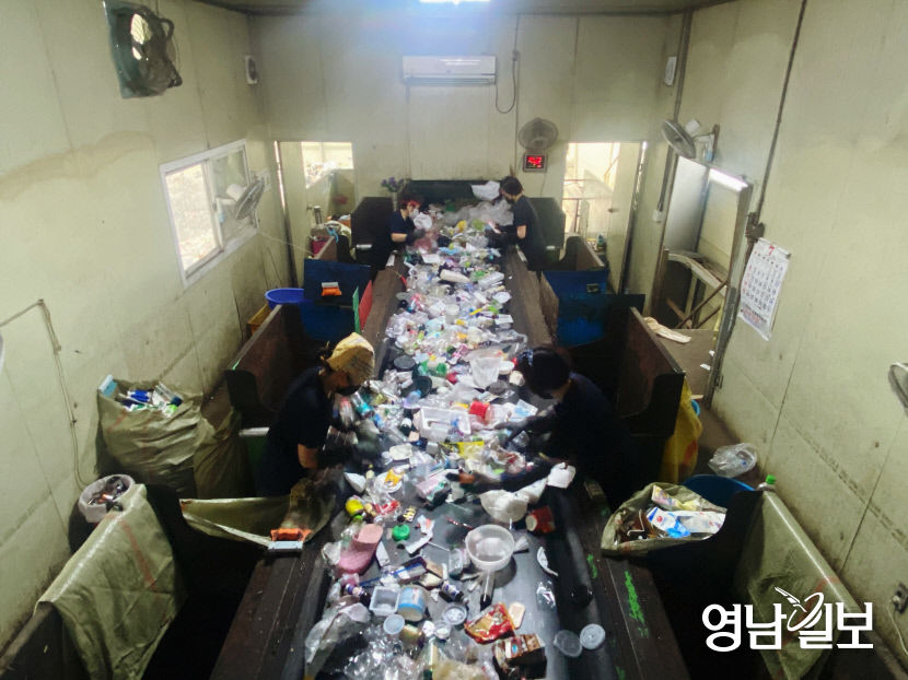 [르포] 몸은 땀범벅, 선별장엔 코 찌르는 악취...코로나19로 폐기물도 대폭 늘어