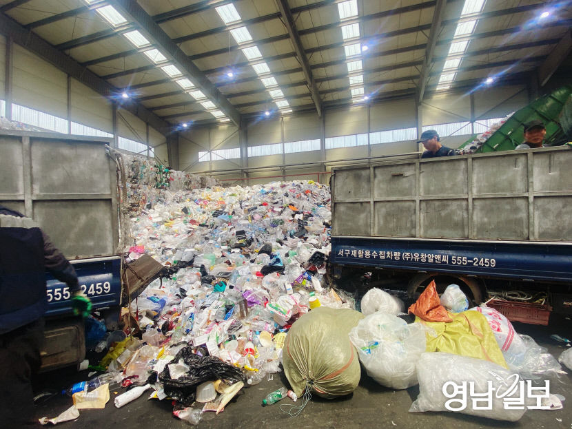 [르포] 몸은 땀범벅, 선별장엔 코 찌르는 악취...코로나19로 폐기물도 대폭 늘어