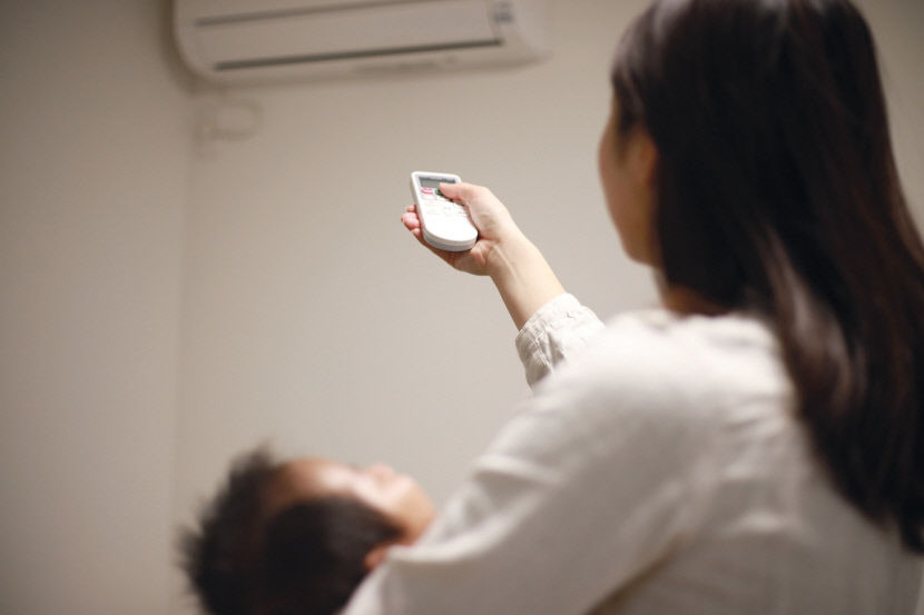 [전문의에게 듣는다] 여름철 신생아 건강 관리…신생아 때 에어컨 사용, 가습기 함께 틀어야