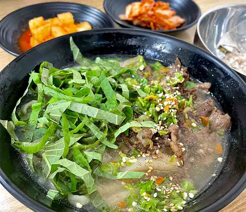 [대구 맛집] 대구 서구 내당칼국수…불향 가득 불고기칼국수와 비빔밥 서비스 감동