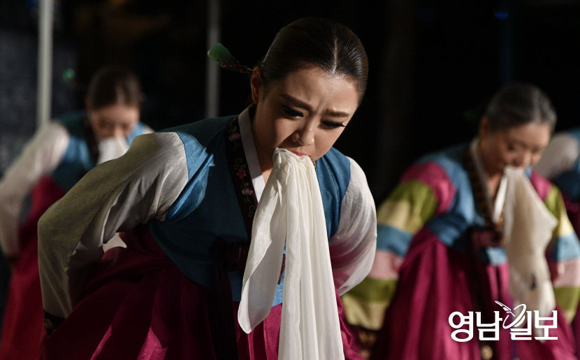 [포토뉴스] 대구문화재야행에서 공연되는 수건춤