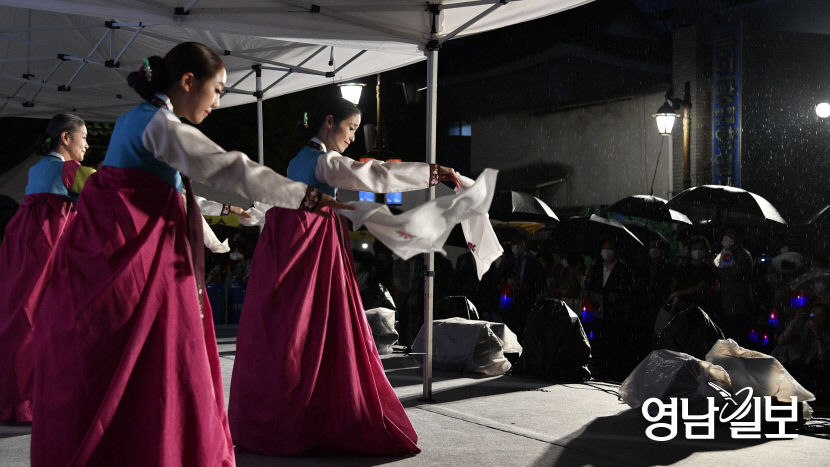 [포토뉴스] 대구문화재야행에서 공연되는 수건춤